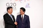 Президент Китая Си Цзиньпин и премьер-министр Японии Синдзо Абэ на саммите G20 в Осаке, 2019 год 