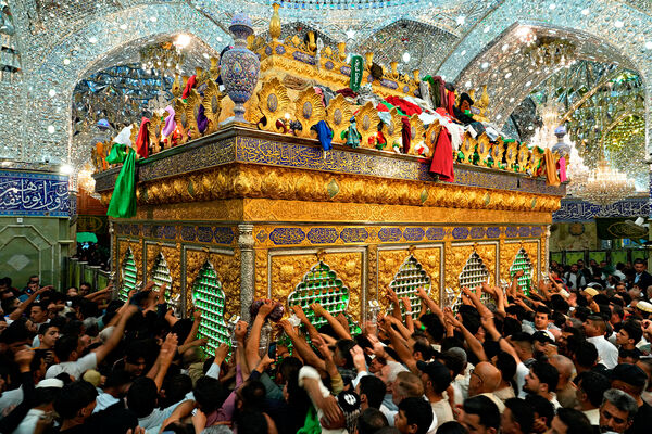Мусульмане-шииты у&nbsp;святыни имама Аббаса в&nbsp;первый день праздника Курбан-байрам в&nbsp;Кербеле, Ирак, 9&nbsp;июля 2022&nbsp;года