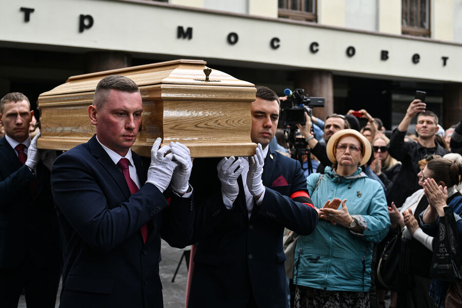 Вынос гроба с&nbsp;телом народной артистки РСФСР Валентины Талызиной после церемонии прощания у&nbsp;Театра Моссовета, 24&nbsp;июня 2025&nbsp;года