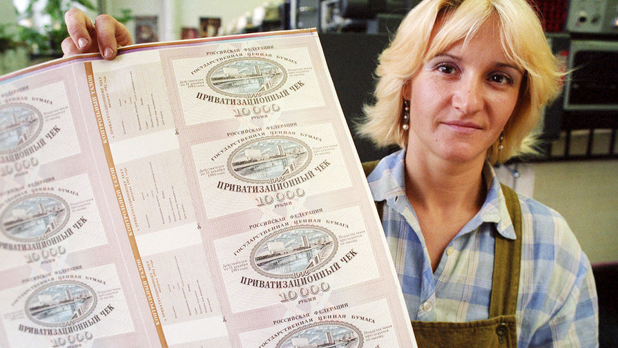 Печатник цеха офсетной печати со свежими оттисками приватизационных чеков, 1992&nbsp;год