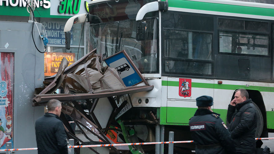 Рейсовый автобус, врезавшийся в остановку общественного транспорта на улице Сходненская, 29 декабря 2017 года