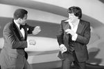 Мухаммед Али неожиданно появляется на кинопремии «Оскар» и устраивает шутливый спарринг с Сильвестром Сталлоне, актером и сценаристом драмы «Рокки», Лос-Анджелес, 28 марта 1977 года 