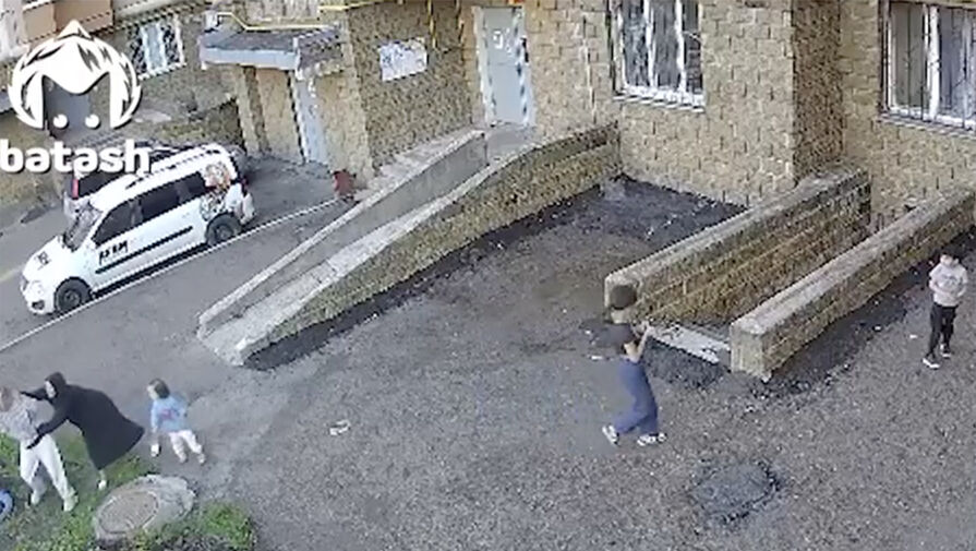В Уфе женщина в хиджабе напала на местную жительницу на глазах у ее ребенка