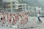 Утренняя зарядка на берегу Черного моря в лагере «Артек», 1985 год