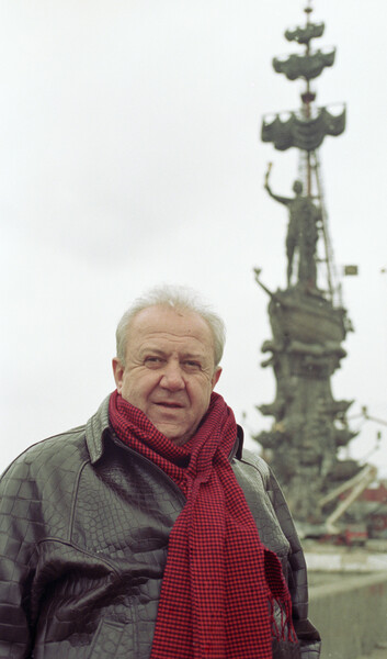 Скульптор Зураб Церетели на&nbsp;фоне памятника Петру I в&nbsp;Москве, 1997&nbsp;год