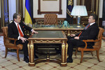 Президент Украины Виктор Янукович (справа) встречается со своим предшественником Виктором Ющенко после церемонии инаугурации в Киеве, 25 февраля 2010 года