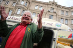 81-летний немецкий пенсионер-путешественник Винфрид Лангнер, который приехал на раритетном тракторе из Германии в Санкт-Петербург