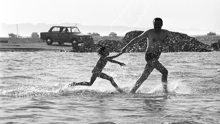 Народный художник СССР Таир Салахов на отдыхе с дочкой, 1971 год
