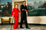 В 2000 году Нэнси наградили Золотой медалью Конгресса, а в 2011 году ее признали самой популярной первой леди США. Нэнси Рейган скончалась от сердечной недостаточности на 95-м году жизни, пережив мужа на 12 лет. Она похоронена рядом с ним неподалеку от президентской библиотеки Рейгана в Сими-Вэлли. На фото: 44-й президент США Барак Обама и Нэнси Рейган в приемной Белого дома, 2009 год
