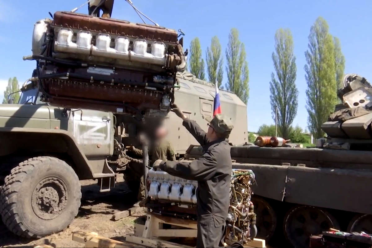 Ремонтные подразделения ВС РФ проводят обслуживание и ремонт военной техники на Украине