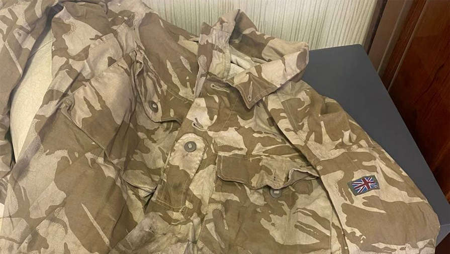 Российские следователи нашли в Мариуполе полевой китель военнослужащего ВС Британии
