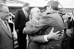 Глава СССР Михаил Горбачев обнимается с Фиделем Кастро во время своей первой поездки в Кубу, 1989 год