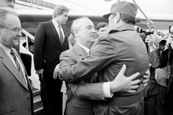 Глава СССР Михаил Горбачев обнимается с&nbsp;Фиделем Кастро во время своей первой поездки в&nbsp;Кубу, 1989&nbsp;год