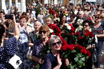 Люди у МХТ им. А.П. Чехова после церемонии прощания с актрисой Ириной Мирошниченко, 7 августа 2023 года