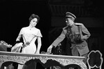 Актеры Элина Быстрицкая в роли Пановой и Юрий Соломин в роли Ярового в спектакле «Любовь Яровая» по пьесе Константина Тренева, 1977 год