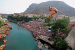 Соревнования Red Bull Cliff Diving по прыжкам в воду с высоты 27 м в Мостаре