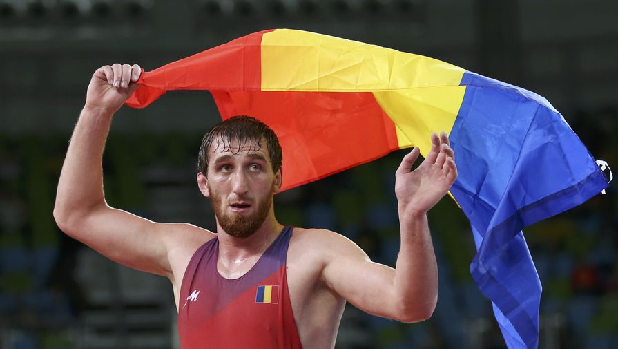 Альберт Саритов с флагом Румынии
