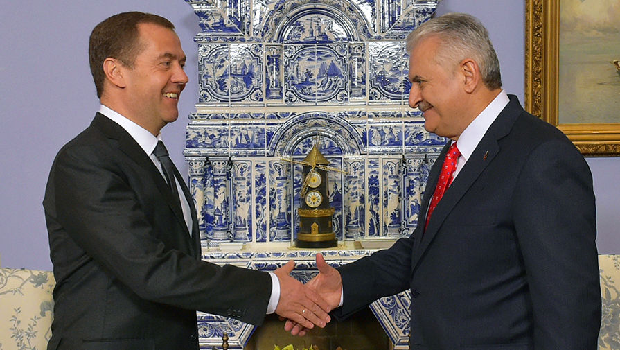 Премьер-министры России и Турции Дмитрий Медведев и Бинали Йылдырым во время встречи в подмосковной резиденции «Горки», 6 декабря 2016 года