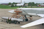 Погрузка учебно-боевой ракеты на стратегический бомбардировщик Ту-22М3 на авиабазе в Приморском крае, 2003 год