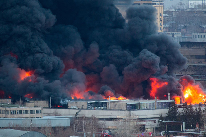 Во время пожара на заводе Красмаш в Красноярске, 26 апреля 2019 года