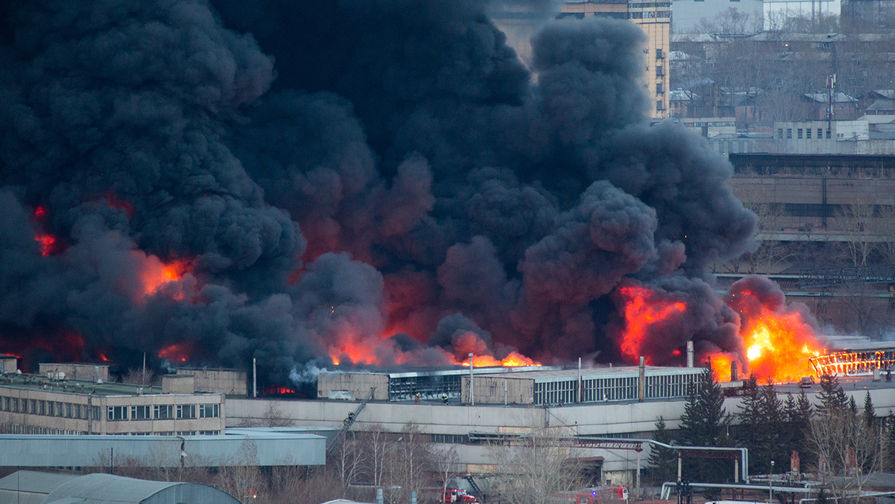 Во время пожара на&nbsp;заводе Красмаш в&nbsp;Красноярске, 26 апреля 2019 года