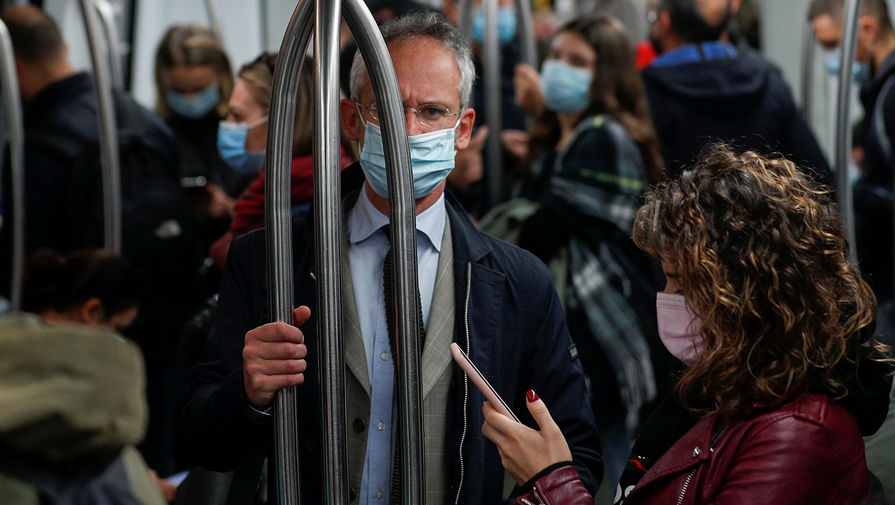 Люди в масках в метро в Риме, Италия, октябрь 2020 года