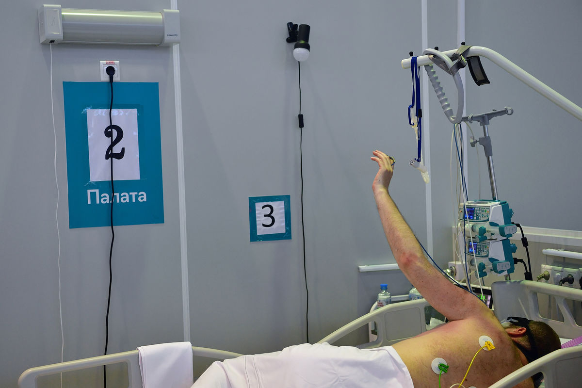 Мужчина во временном госпитале для пациентов с COVID-19 в конгрессно-выставочном центре «Сокольники» в Москве