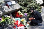 Стихийный мемориал в Комсомольском парке в Севастополе во время акции в память о жертвах теракта в подмосковном «Крокус Сити Холле», 23 марта 2024 года