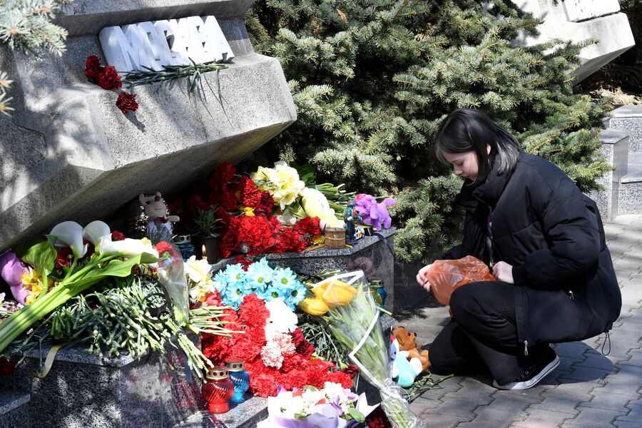 Стихийный мемориал в&nbsp;Комсомольском парке в&nbsp;Севастополе во время акции в&nbsp;память о&nbsp;жертвах теракта в&nbsp;подмосковном &laquo;Крокус Сити Холле&raquo;, 23&nbsp;марта 2024&nbsp;года
