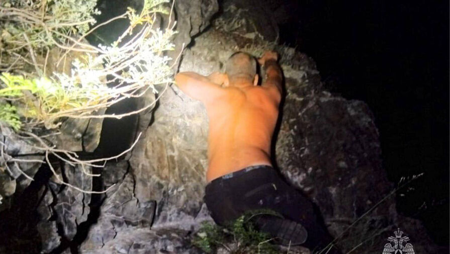 Турист четыре часа провисел на отвесной скале в Горном Алтае