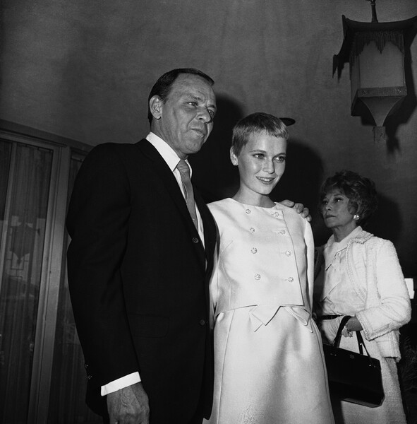 Фрэнк Синатра и актриса Миа Фэрроу на&nbsp;своей свадьбе в&nbsp;Лас-Вегасе, 1966&nbsp;год