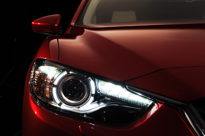 Фары новой «шестерки» теперь оснащены светодиодными ходовыми огнями &ndash; впервые в&nbsp;серийной модели Mazda.