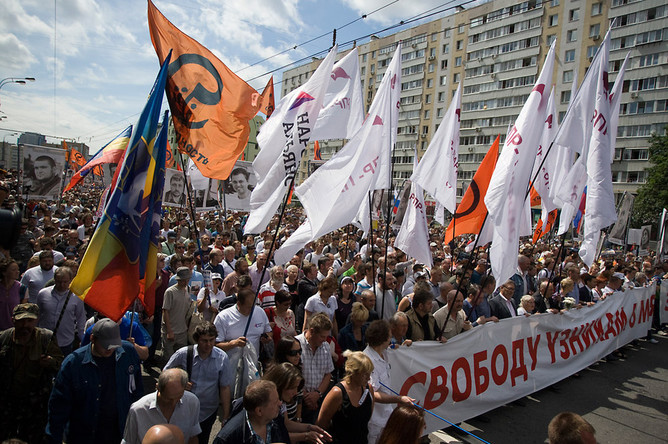 Число людей, поддерживающих массовые акции оппозиции, достигло минимума с декабря 2011-го года