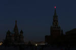 Вид на Московский Кремль после отключения подсветки в рамках экологической акции «Час Земли» в Москве