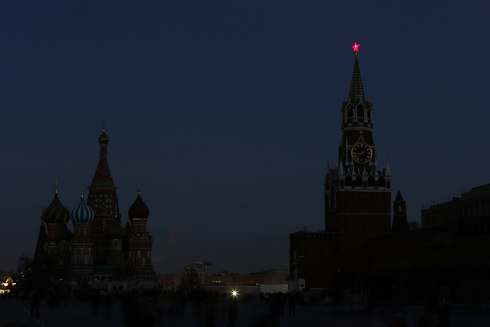 Вид на Московский Кремль после отключения подсветки в рамках экологической акции «Час Земли» в Москве