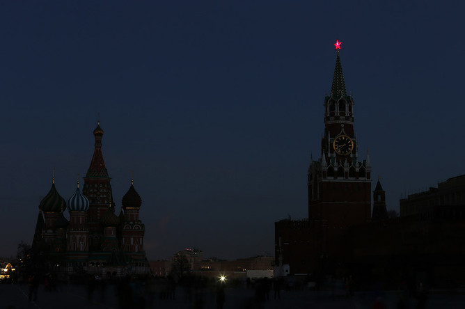Вид на Московский Кремль после отключения подсветки в рамках экологической акции «Час Земли» в Москве