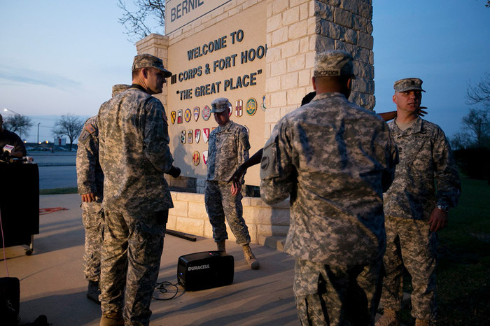 Солдаты у&nbsp;въезда на&nbsp;военную базу Форт Худ в&nbsp;Техасе