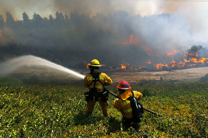 Пожарные борются с&nbsp;огнем, который начинает распространяться по&nbsp;направлению к&nbsp;очередному жилому кварталу, Карлсбад, Калифорния