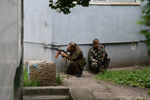 Бойцы народного ополчения во время боя с украинскими погранвойсками в микрорайоне Мирный на окраине Луганска