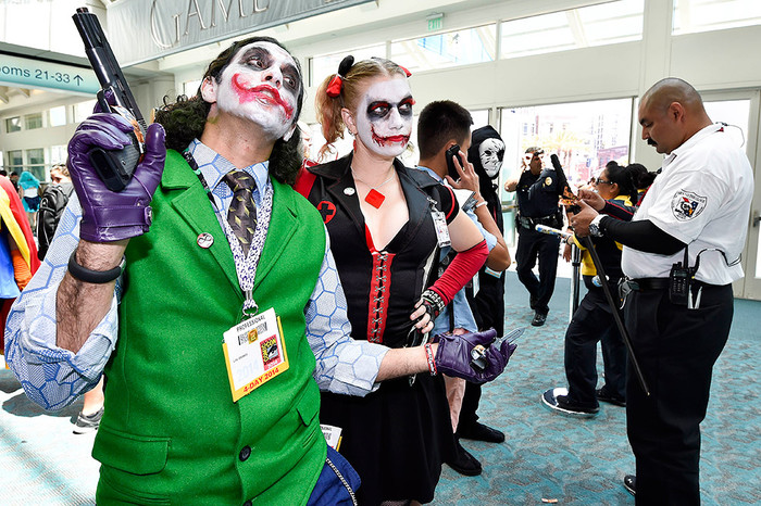 Посетители Comic-Con, одетые как персонажи комиксов издательства DC Comics 