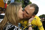 Победитель «Тур де Франс — 2015» Кристофер Фрум с женой Мишель
