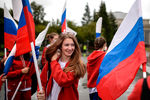 Участники праздничного шествия, посвященного Дню российского флага, на площади имени Ленина в Новосибирске