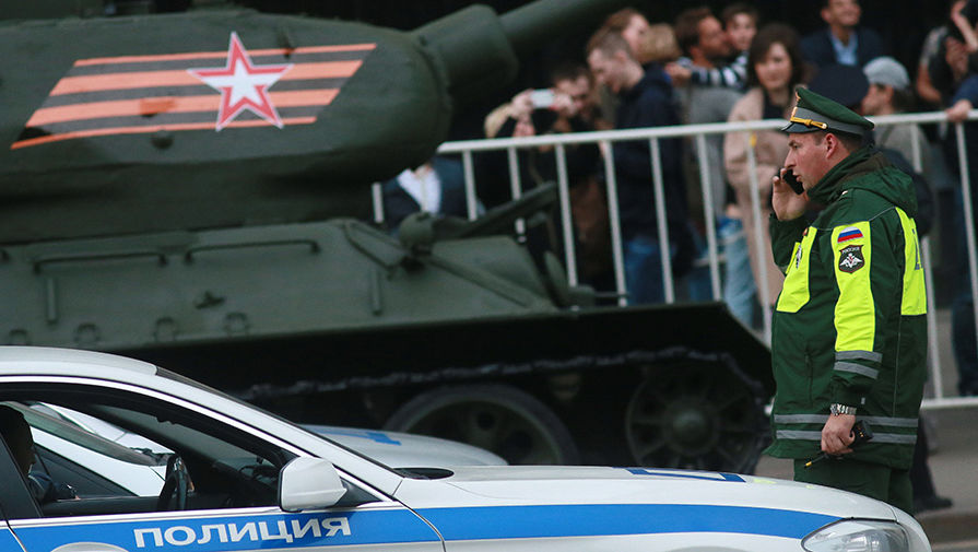 Во время проезда военной техники по Тверской улице перед репетицией парада на Красной площади