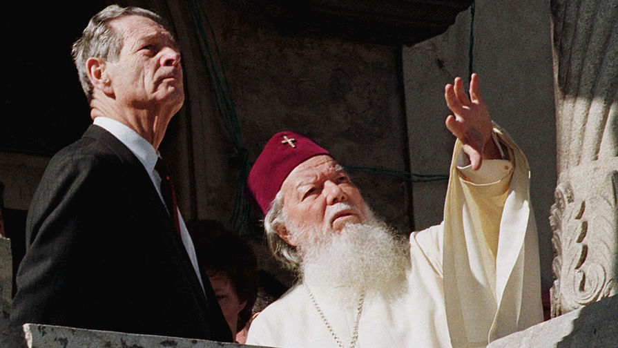 Бывший король Румынии Михай I с&nbsp;патриархом Румынским Феоктистом во время визита в&nbsp;Бухарест, 1997&nbsp;год