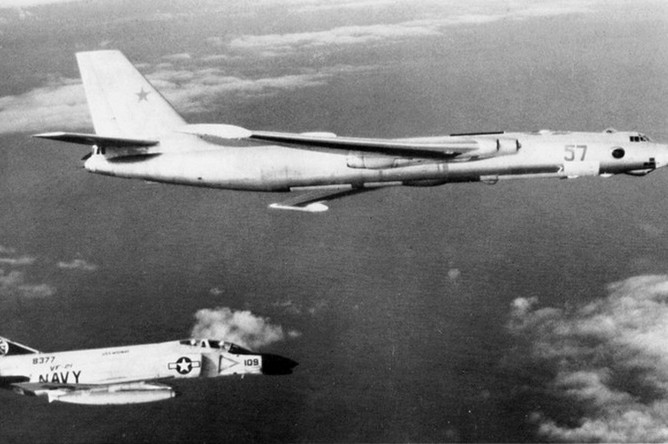 Американский истребитель F-4B-6-MC Phantom II преследует советский бомбардировщик М3 (по классификации НАТО «Bison-B»), фото между 1967 и 1968 г.