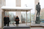 Президент России Владимир Путин и вдова Евгения Примакова Ирина во время церемонии открытия памятника политику в сквере напротив здания Министерства иностранных дел в Москве, 29 октября 2019 года