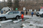 Автомобили, частично ушедшие под лед на острове Русский, 5 января 2020 года