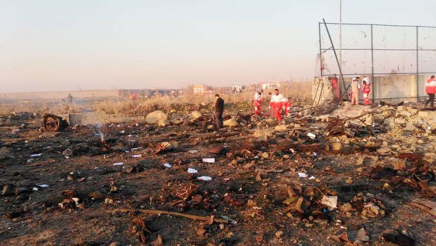 На месте крушения украинского Boeing 737 в окрестностях Тегерана, 8 января 2020 года