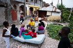 Местные жители возле своих домов после землетрясения в Ле-Кее, Гаити, 17 августа 2021 года