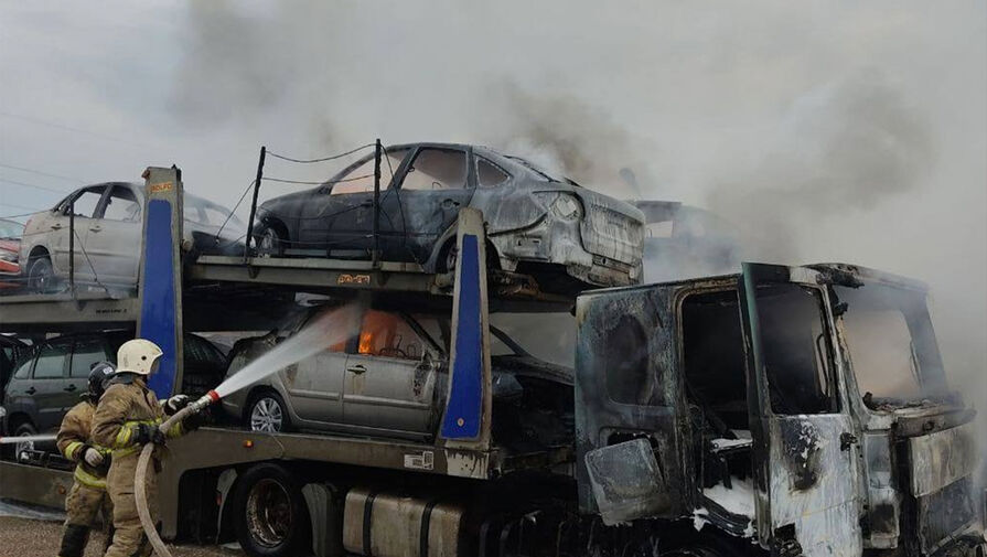 В Тольятти загорелись два автовоза с новыми Lada